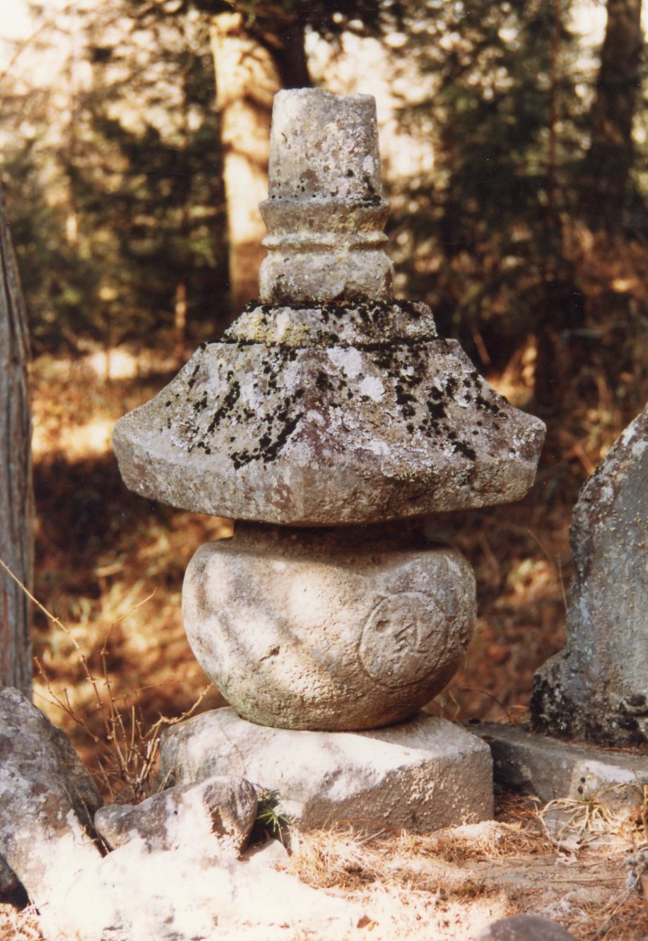 仙峩滝不動堂の宝塔の写真