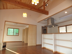 「クラインガルテンやんば」の宿泊棟（バリアフリー型）の室内写真