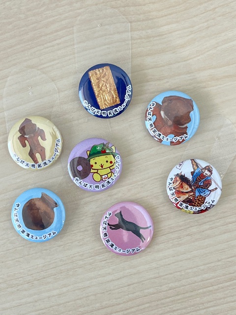 オリジナル図柄の缶バッチ「やんばっち」の写真