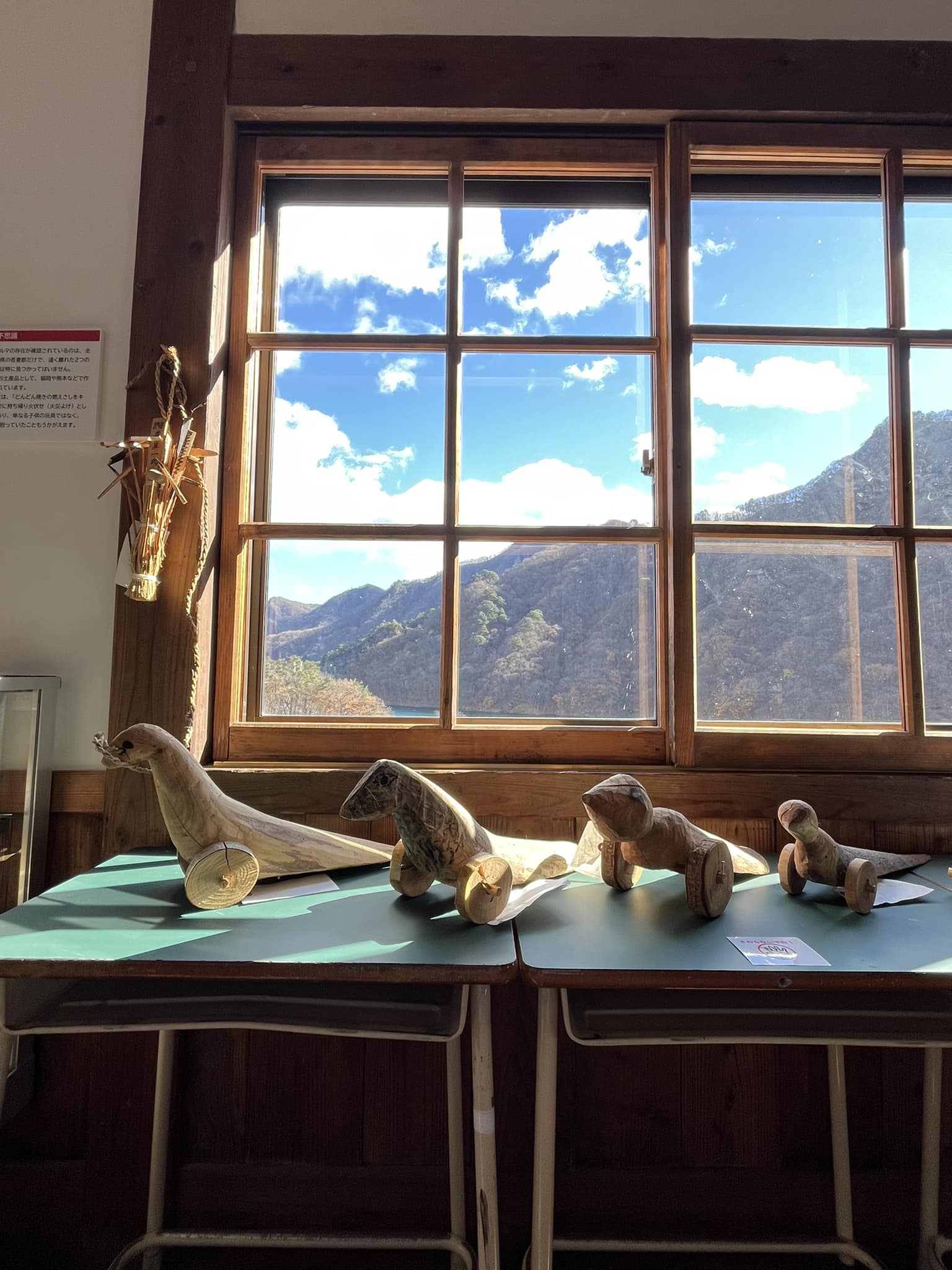 農家の人々が手作りした木工品の写真