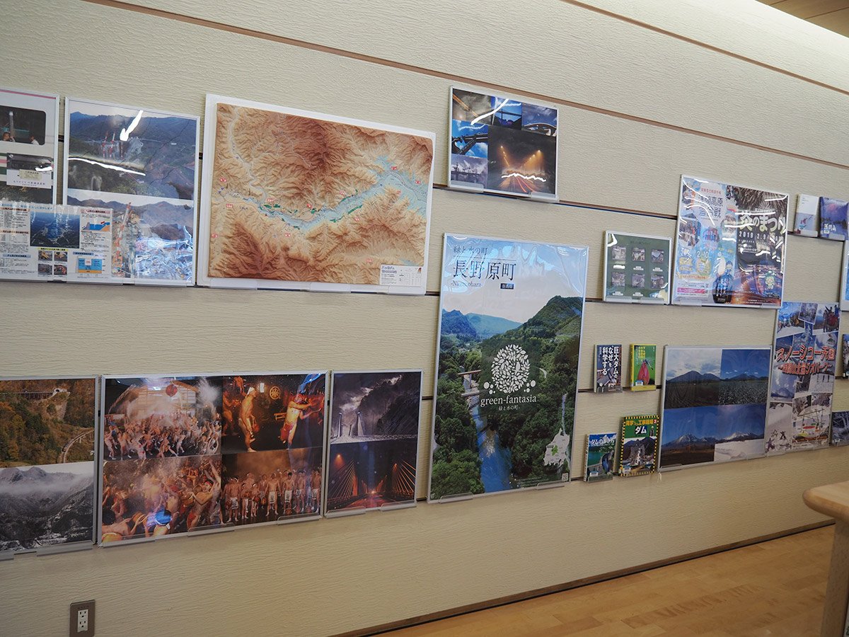 壁に貼られた地域資料の写真