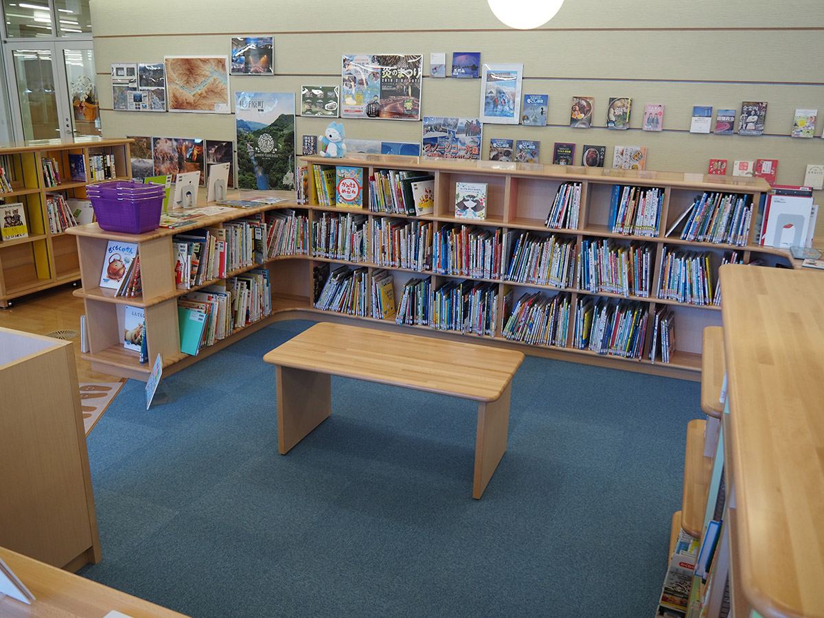 たくさんの本が並んだえほんコーナーの写真