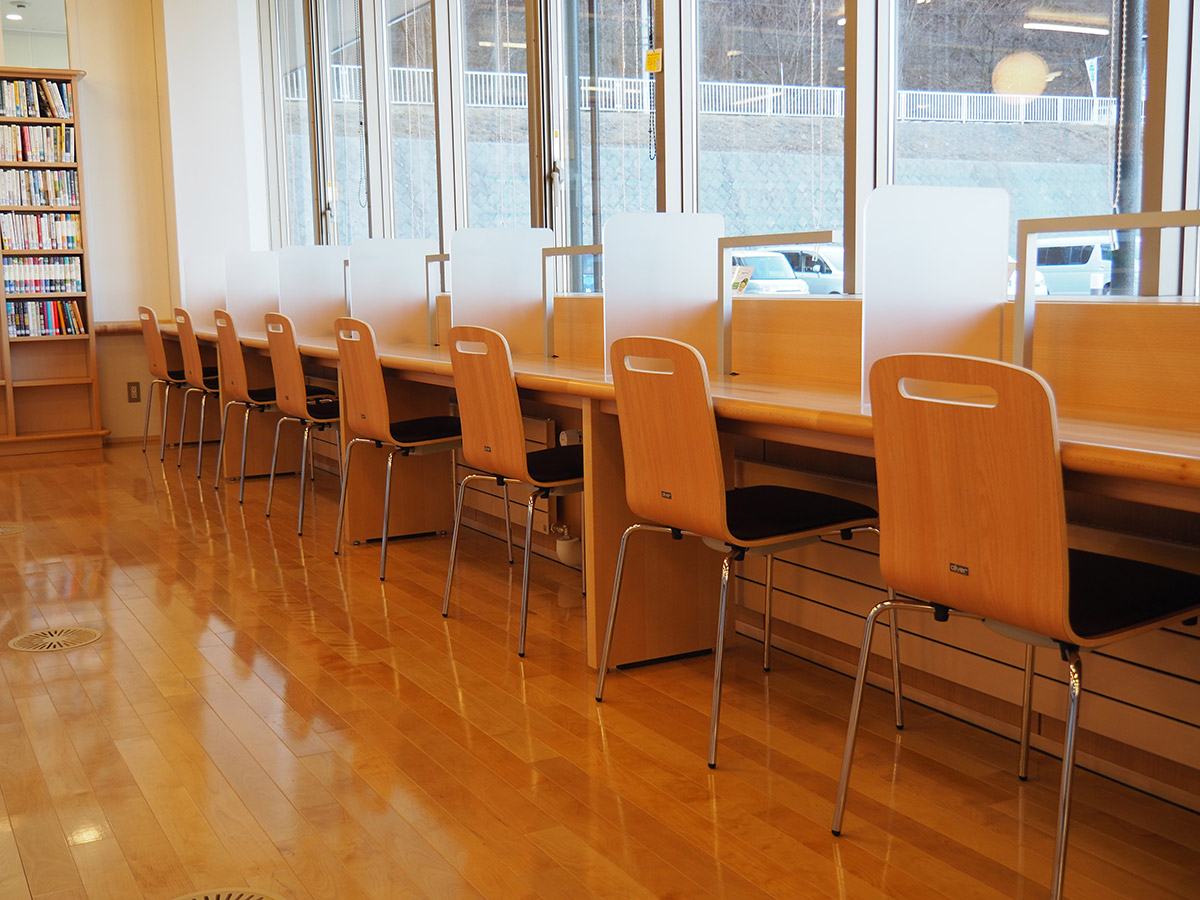 右斜め後ろから見た学習スペースの写真