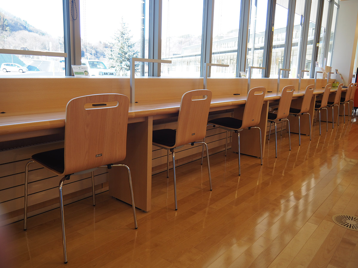 左斜め後ろから見た学習スペースの写真