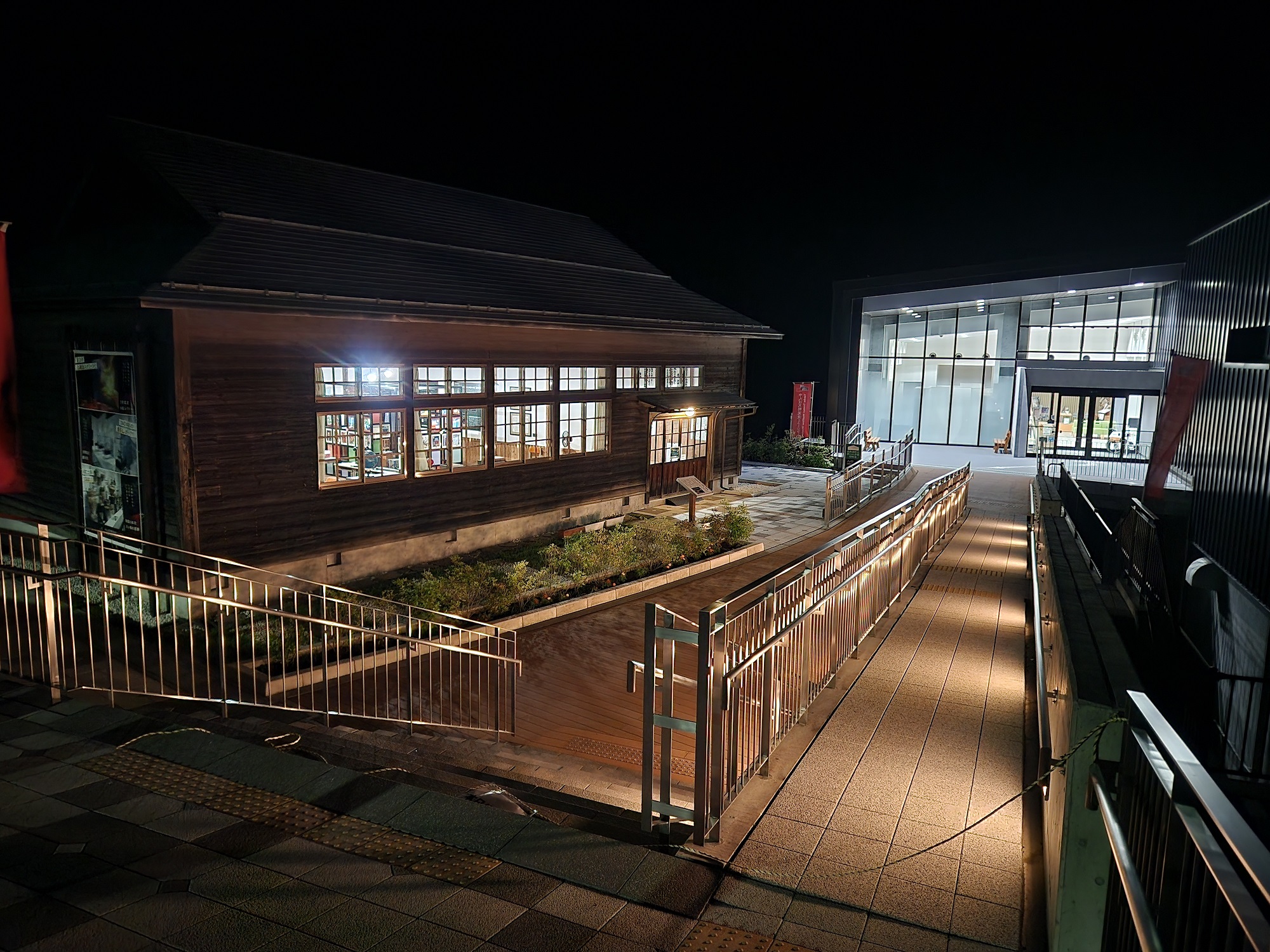 夜のやんば天明泥流ミュージアムの外観